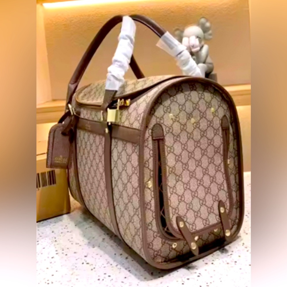 Absolutely beautiful pet carrierWith Luggage tag